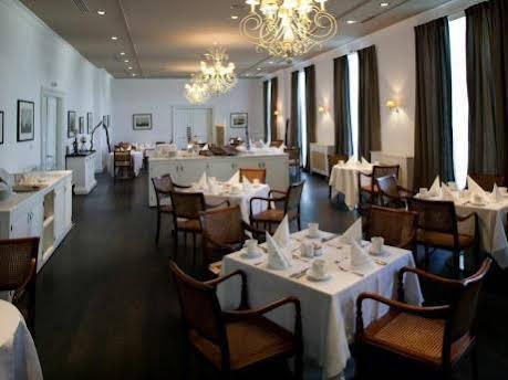 אלבנה Hotel Oasis מראה חיצוני תמונה