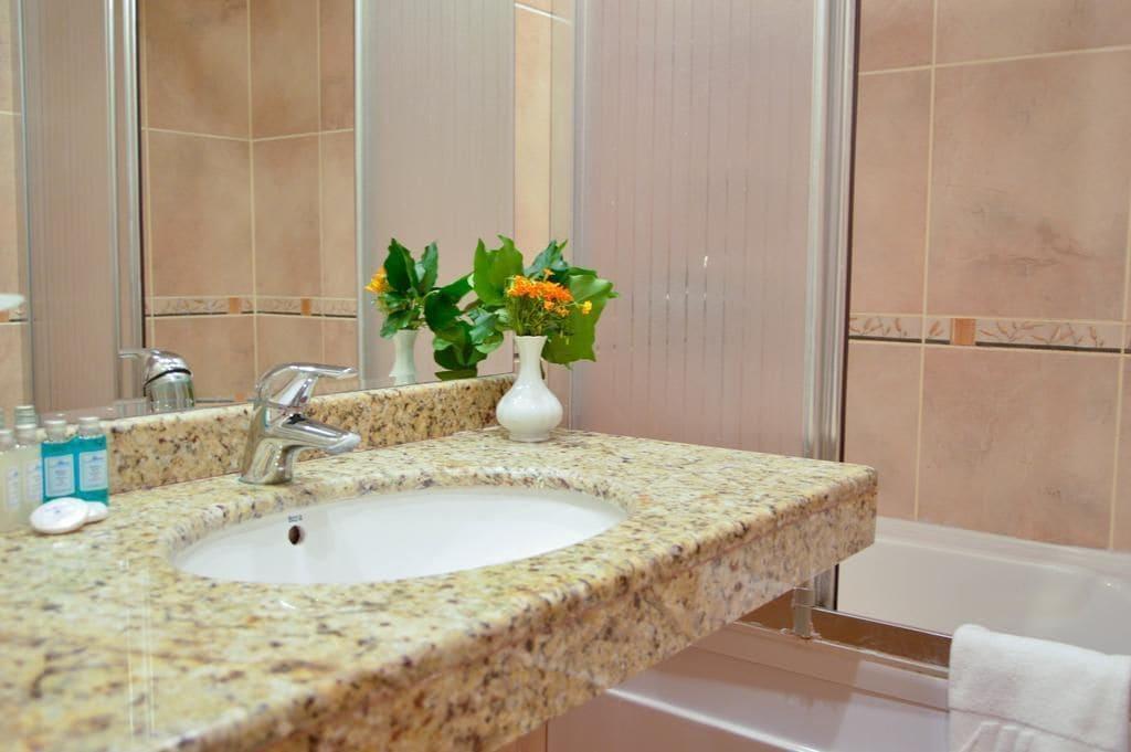 אלבנה Hotel Oasis מראה חיצוני תמונה