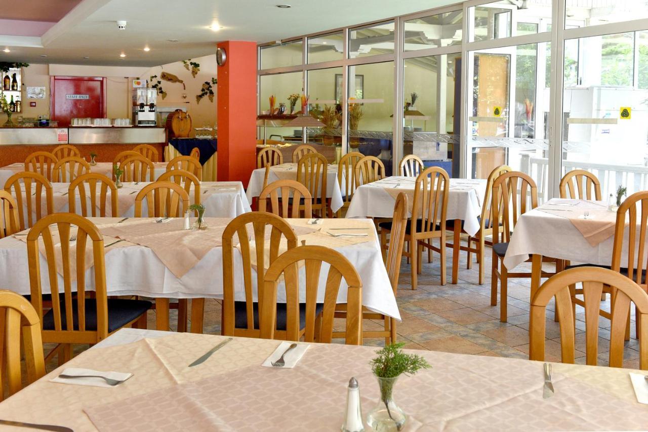 אלבנה Hotel Oasis מראה חיצוני תמונה