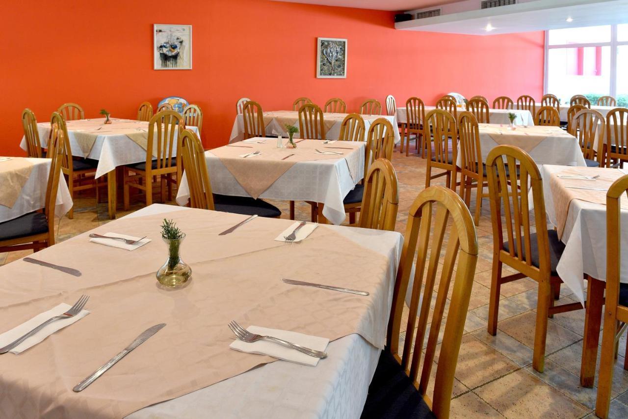 אלבנה Hotel Oasis מראה חיצוני תמונה