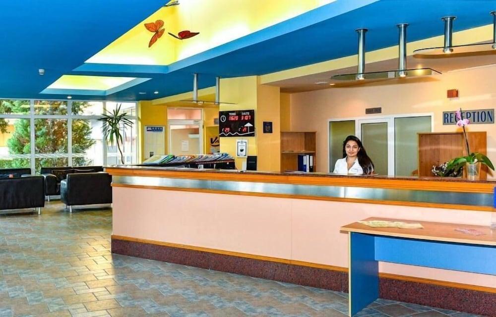 אלבנה Hotel Oasis מראה חיצוני תמונה