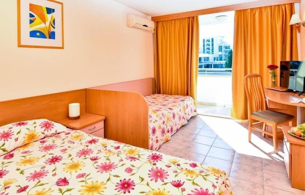 אלבנה Hotel Oasis מראה חיצוני תמונה