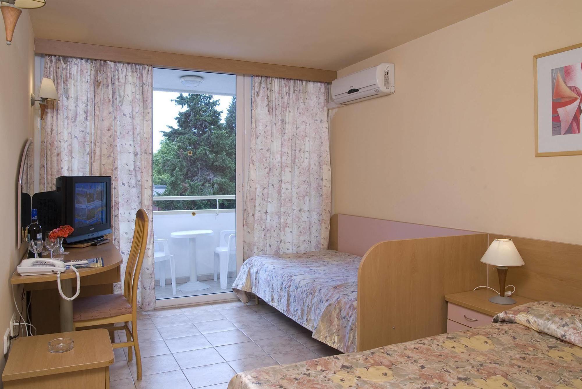 אלבנה Hotel Oasis מראה חיצוני תמונה